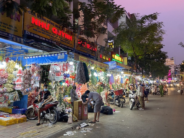 Chợ trang trí Giáng sinh lớn nhất Sài Gòn bắt đầu nhộn nhịp - Ảnh 1.