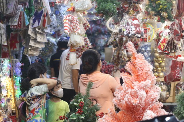 Chợ trang trí Giáng sinh lớn nhất Sài Gòn bắt đầu nhộn nhịp - Ảnh 5.