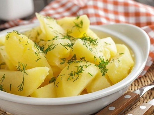 3 nhóm người được khuyến cáo không nên ăn khoai tây nếu không muốn bệnh trầm trọng hơn - Ảnh 2.