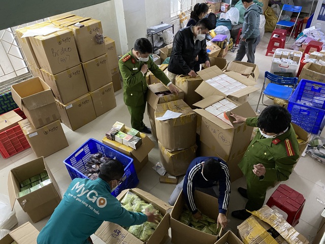 Thừa Thiên Huế: Phát hiện hàng nghìn hộp thực phẩm tăng, giảm cân không rõ nguồn gốc - Ảnh 1.