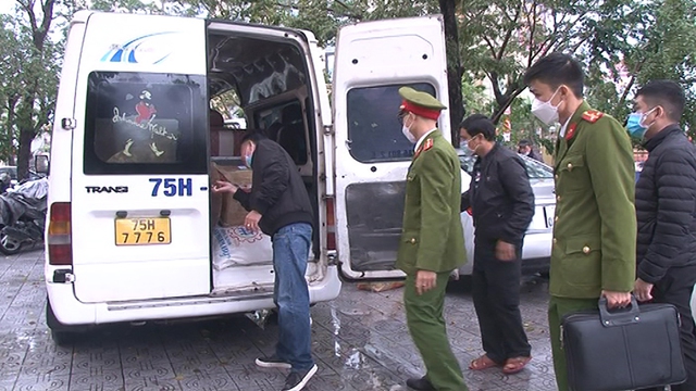 “Bí mật” bên trong xe khách chạy từ cửa khẩu ở Quảng Trị vào Huế - Ảnh 1.