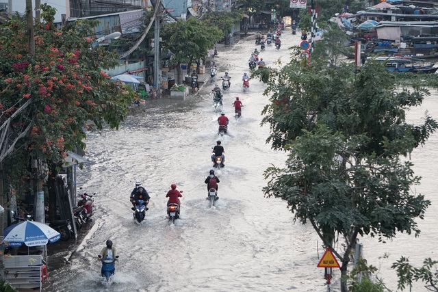 Người dân Sài Gòn vất vả lội nước về nhà trong đợt triều cường cao nhất từ đầu năm - Ảnh 1.