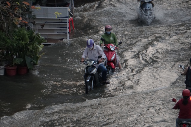 Người dân Sài Gòn vất vả lội nước về nhà trong đợt triều cường cao nhất từ đầu năm - Ảnh 2.