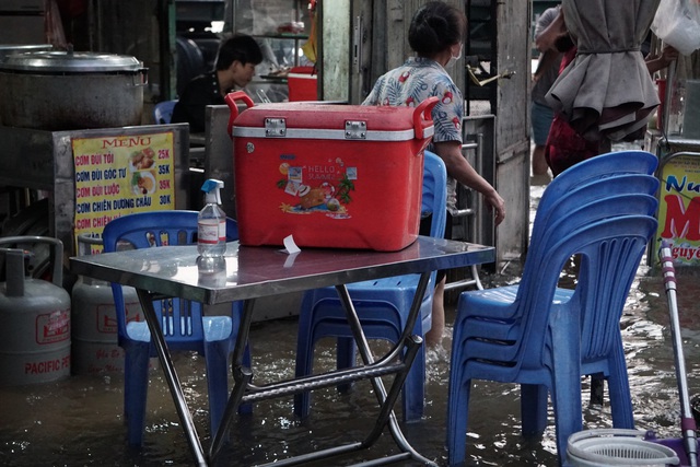 Người dân Sài Gòn vất vả lội nước về nhà trong đợt triều cường cao nhất từ đầu năm - Ảnh 8.