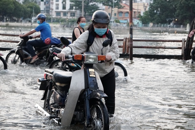 Người dân Sài Gòn vất vả lội nước về nhà trong đợt triều cường cao nhất từ đầu năm - Ảnh 6.