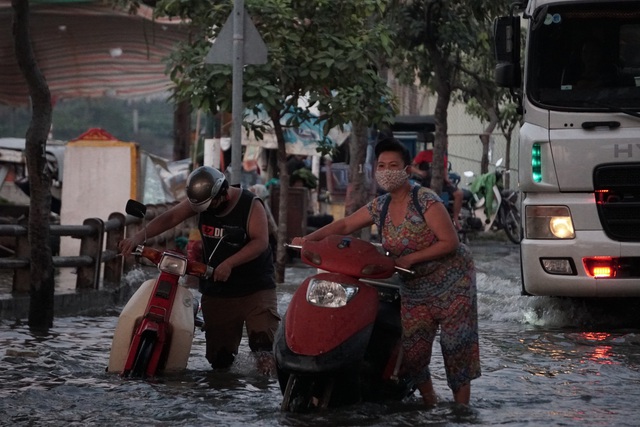 Người dân Sài Gòn vất vả lội nước về nhà trong đợt triều cường cao nhất từ đầu năm - Ảnh 5.