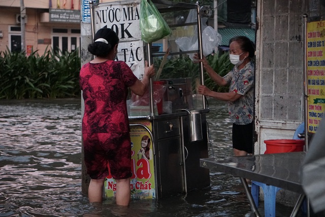 Người dân Sài Gòn vất vả lội nước về nhà trong đợt triều cường cao nhất từ đầu năm - Ảnh 9.