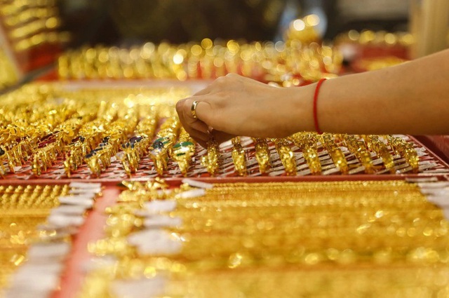 Giá vàng hôm nay 4/12: Bất ngờ tăng vọt, vàng trong nước chênh lệch tới 11,5 triệu đồng/lượng so với thế giới - Ảnh 1.