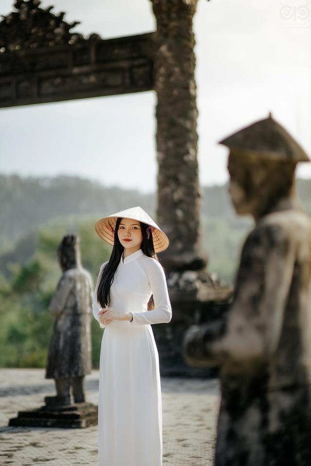 Mãn nhãn với bộ hình nữ sinh mặc áo dài trắng ở lăng Khải Định Huế - Ảnh 14.