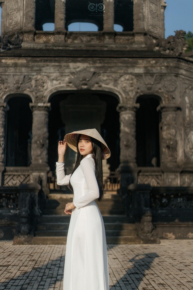 Mãn nhãn với bộ hình nữ sinh mặc áo dài trắng ở lăng Khải Định Huế - Ảnh 13.