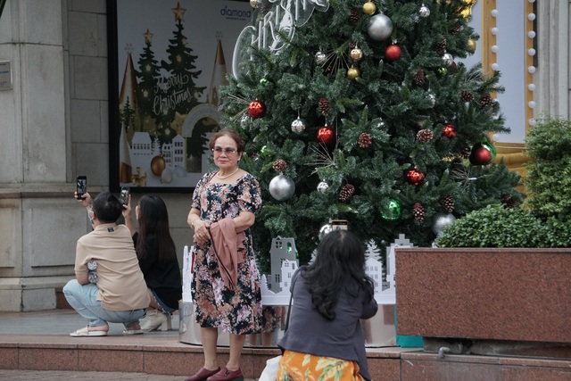 Đường phố Sài Gòn ngập tràn màu sắc Giáng sinh, người dân nô nức xuống phố chụp hình - Ảnh 2.