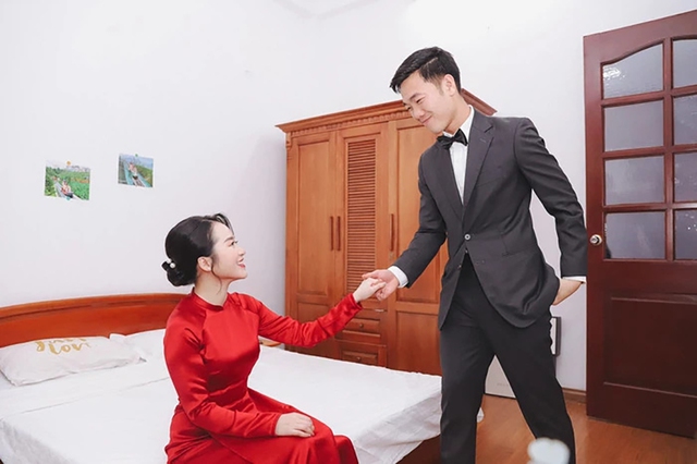 Xuân Trường và vợ liên tục hôn nhau trong lễ ăn hỏi - Ảnh 2.