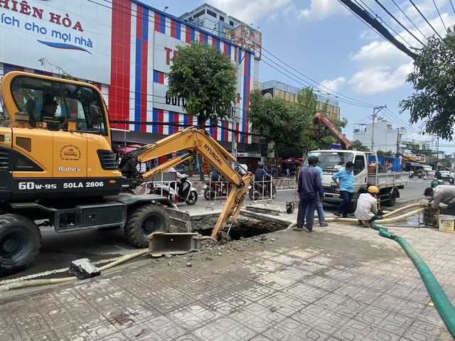 Cận cảnh hố tử thần trên đường ở Sài Gòn - Ảnh 4.