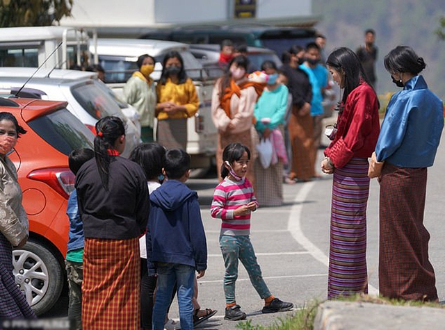 Vợ chồng Vua Bhutan dẫn hai con thăm thú đất nước - Ảnh 5.