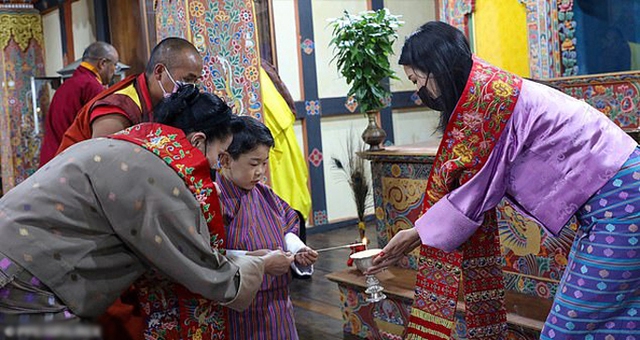 Vợ chồng Vua Bhutan dẫn hai con thăm thú đất nước - Ảnh 9.
