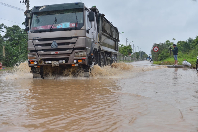 Hà Nội mưa tầm tã, đường gom Đại lộ Thăng Long ngập sâu cả mét - Ảnh 5.