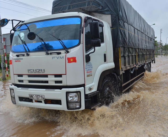 Hà Nội mưa tầm tã, đường gom Đại lộ Thăng Long ngập sâu cả mét - Ảnh 6.