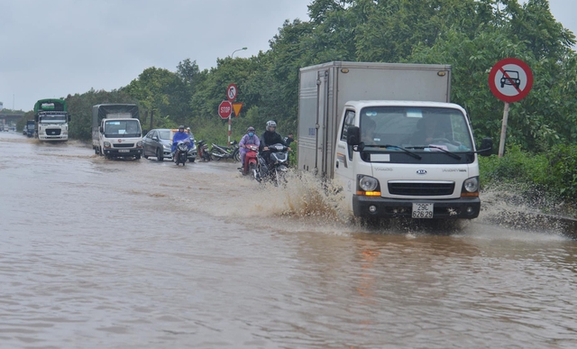 Hà Nội mưa tầm tã, đường gom Đại lộ Thăng Long ngập sâu cả mét - Ảnh 8.