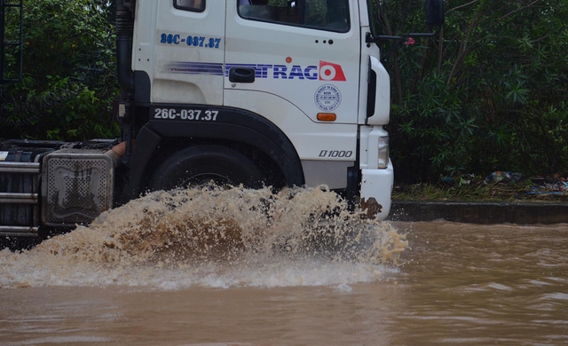 Hà Nội mưa tầm tã, đường gom Đại lộ Thăng Long ngập sâu cả mét - Ảnh 9.