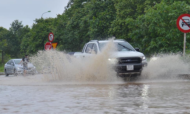 Hà Nội mưa tầm tã, đường gom Đại lộ Thăng Long ngập sâu cả mét - Ảnh 10.