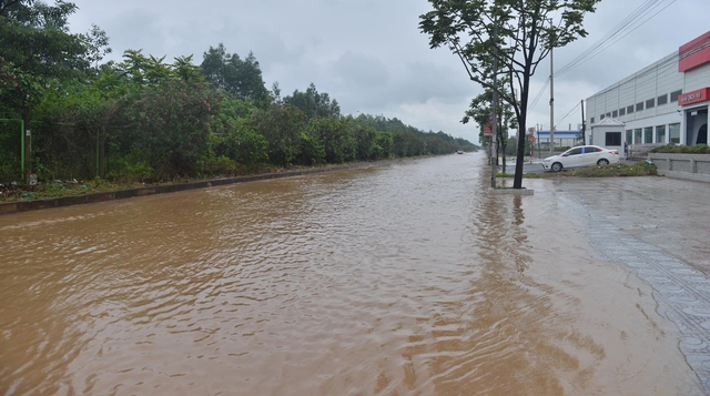 Hà Nội mưa tầm tã, đường gom Đại lộ Thăng Long ngập sâu cả mét - Ảnh 11.