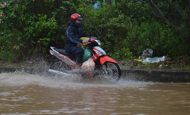 Hà Nội mưa tầm tã, đường gom Đại lộ Thăng Long ngập sâu cả mét - Ảnh 12.