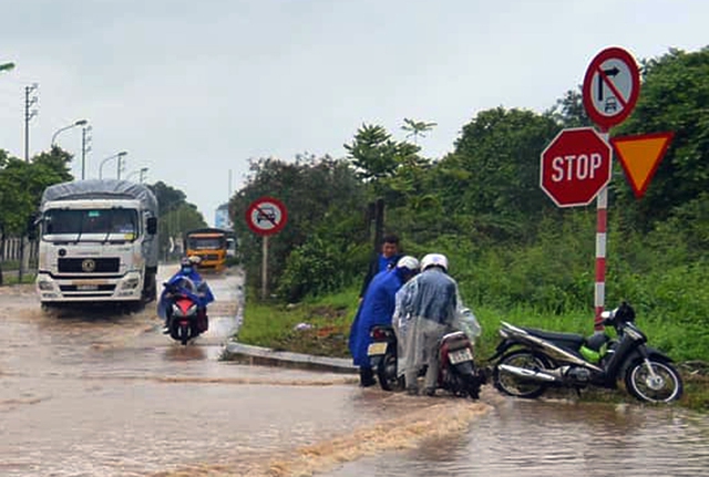 Hà Nội mưa tầm tã, đường gom Đại lộ Thăng Long ngập sâu cả mét - Ảnh 13.