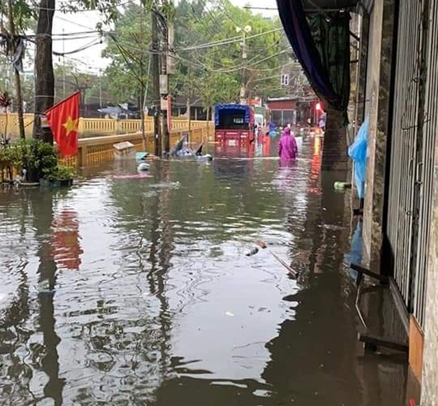 Hà Nội mưa tầm tã, đường gom Đại lộ Thăng Long ngập sâu cả mét - Ảnh 3.