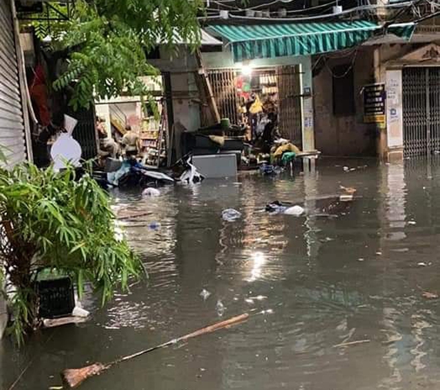 Hà Nội mưa tầm tã, đường gom Đại lộ Thăng Long ngập sâu cả mét - Ảnh 4.