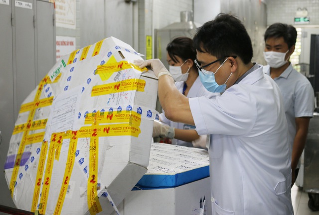 Bệnh viện Chợ Rẫy tiếp nhận lô thuốc giải độc tố Botulinum đầu tiên về Việt Nam - Ảnh 1.
