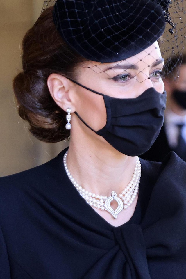 Xem trang phục của Kate Middleton trong tang lễ Hoàng tế Philip, để thấy cô được lòng Nữ hoàng Anh như thế nào - Ảnh 4.