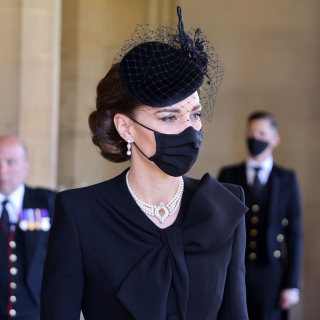 Xem trang phục của Kate Middleton trong tang lễ Hoàng tế Philip, để thấy cô được lòng Nữ hoàng Anh như thế nào - Ảnh 6.