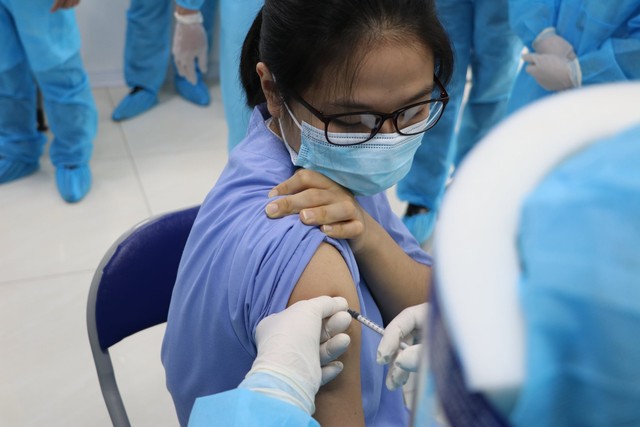 Tuần qua, hơn 1 vạn người Việt Nam được tiêm vaccine COVID-19 - Ảnh 3.