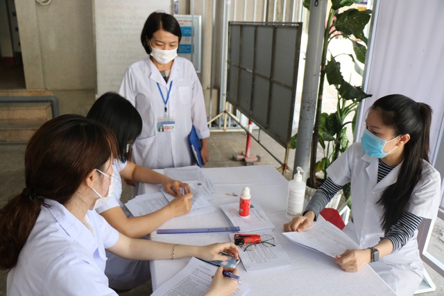 Những nhân viên y tế đầu tiên ở Huế được tiêm vaccine COVID-19 - Ảnh 4.