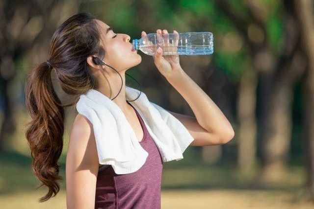 Đoán tuổi thọ thông qua việc uống nước: Nếu mỗi lần uống nước đều đối mặt với 5 tín hiệu bất thường này, hãy đi kiểm tra càng sớm càng tốt - Ảnh 1.