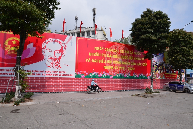 Đường phố Hà Nội rực rỡ pano, áp phích cổ động ngày bầu cử - Ảnh 7.