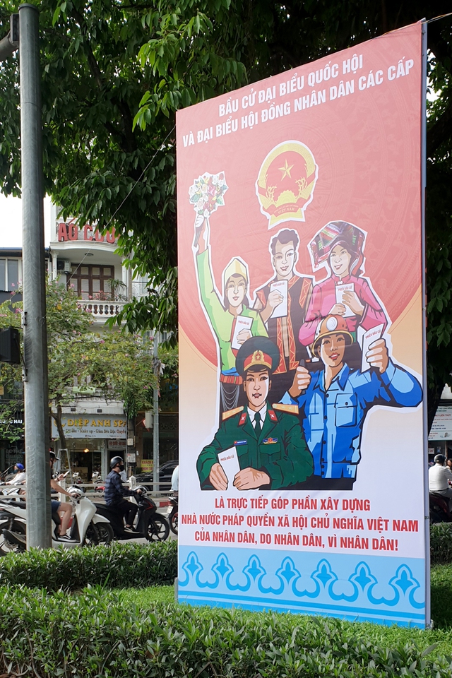 Đường phố Hà Nội rực rỡ pano, áp phích cổ động ngày bầu cử - Ảnh 8.