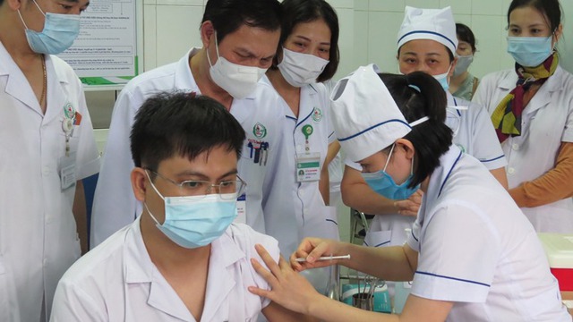 Nghệ An tổ chức tiêm vaccine COVID-19 cho các cán bộ,  y bác sĩ tuyến đầu chống dịch - Ảnh 3.