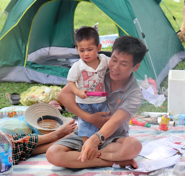 Hà Nội: Nắng như đổ lửa, nghìn người ùn ùn kéo đến công viên cắm trại dịp Giỗ tổ Hùng Vương - Ảnh 14.