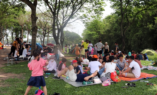 Hà Nội: Nắng như đổ lửa, nghìn người ùn ùn kéo đến công viên cắm trại dịp Giỗ tổ Hùng Vương - Ảnh 16.