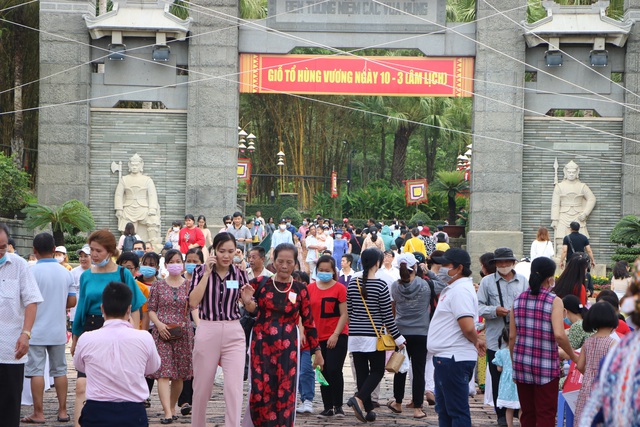 Hàng ngàn người dân đội nắng kéo về TP.Thủ Đức dự lễ giỗ Tổ Hùng Vương - Ảnh 3.