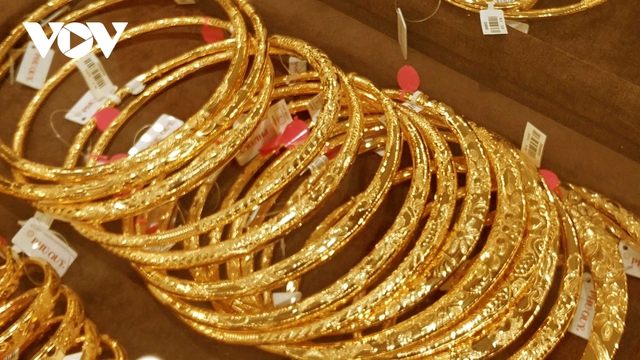 Giá vàng trong nước đang cao hơn vàng thế giới trên 6 triệu đồng/lượng - Ảnh 1.