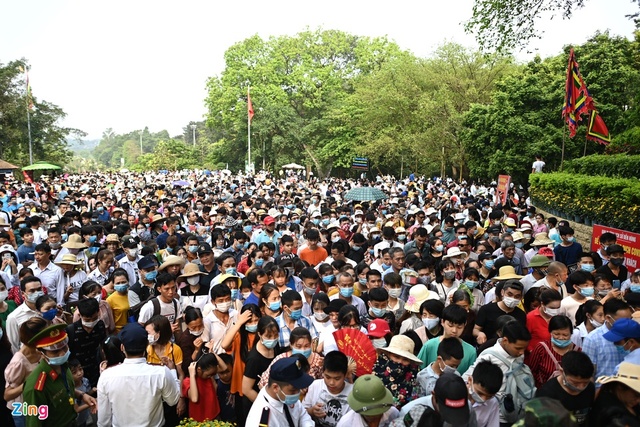 Biển người chen chân dưới nắng nóng tại lễ hội Đền Hùng - Ảnh 2.