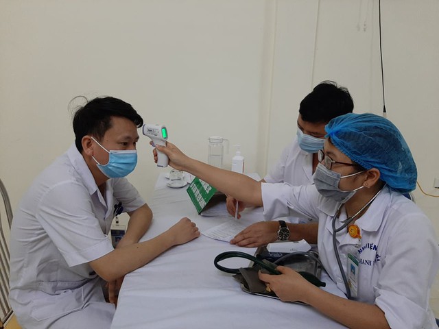 Thanh Hóa tiêm vaccine COVID-19 cho những y bác sĩ đầu tiên - Ảnh 4.