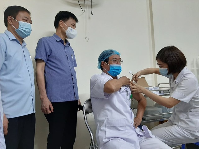 Thanh Hóa tiêm vaccine COVID-19 cho những y bác sĩ đầu tiên - Ảnh 5.