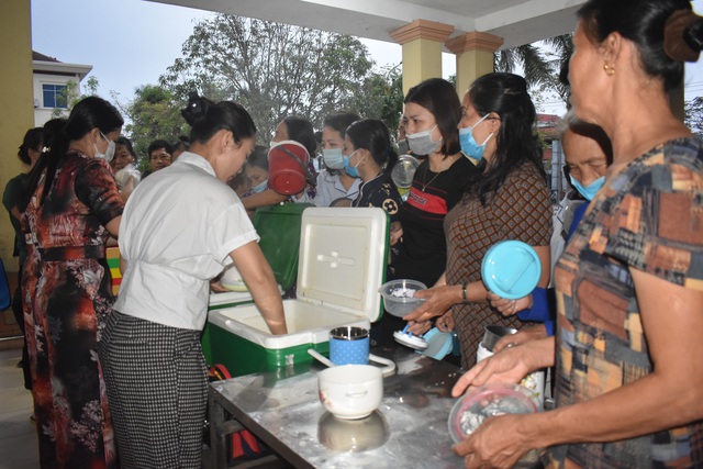 Những nồi cháo san sẻ tình yêu thương tại Bệnh viện Đa khoa khu vực Bắc Quảng Bình - Ảnh 1.