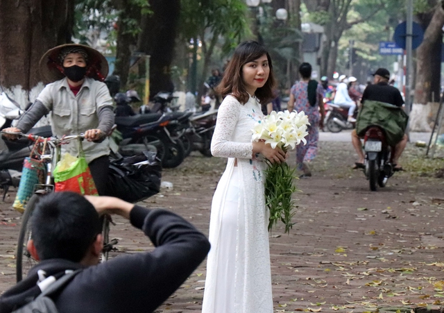 Hà Nội: Người dân đổ đến đường Phan Đình Phùng thả dáng với mùa sấu rụng lá - Ảnh 11.