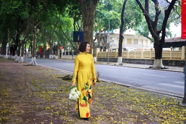Hà Nội: Người dân đổ đến đường Phan Đình Phùng thả dáng với mùa sấu rụng lá - Ảnh 4.