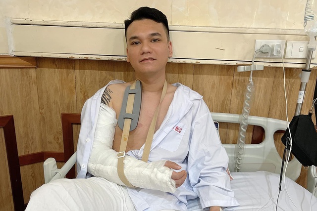 Sức khỏe của Khắc Việt ra sao sau ca phẫu thuật vì gãy tay? - Ảnh 2.
