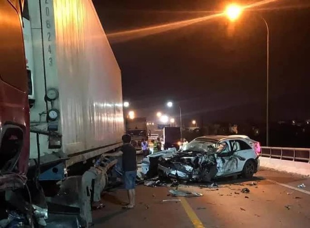  Mercedes GLC bẹp dúm sau khi tông xe tải, tài xế tử vong trên ghế lái  - Ảnh 2.